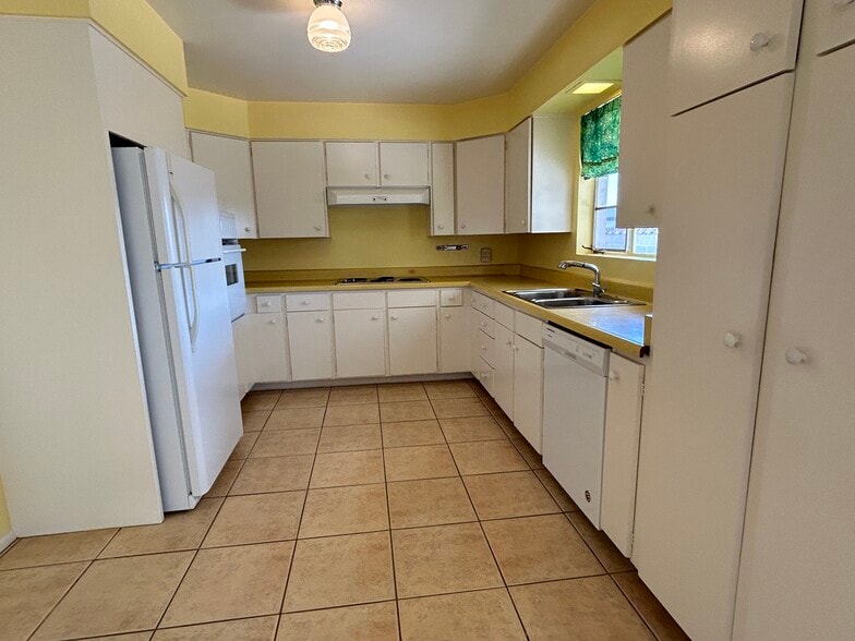Building Photo - 2219 N 73rd Pl