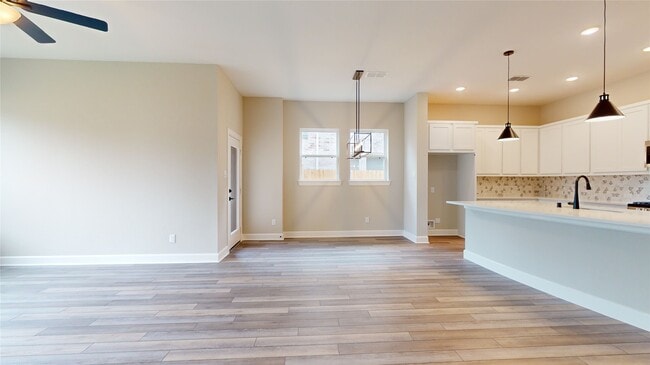 Building Photo - 122 Hazelnut Dr