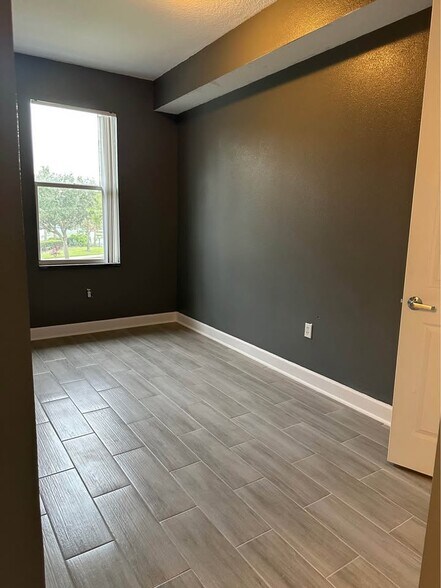 Building Photo - 617 Founders Dr