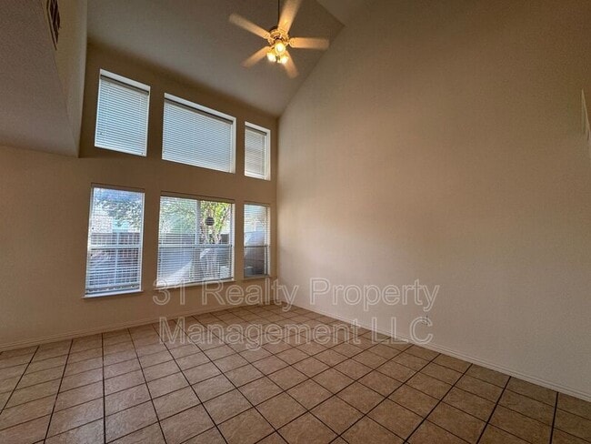 Building Photo - 900 Englewood Ln
