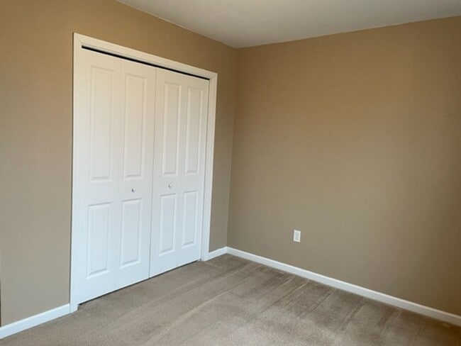 Building Photo - 4 Bedroom House Available August In Gilmor...