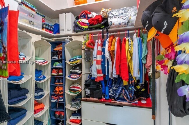 Building Photo - 1123 Bay Dr