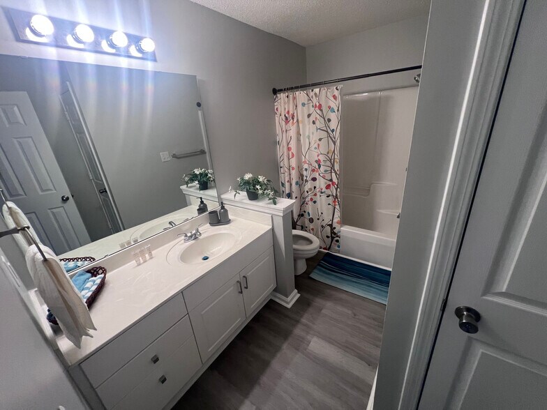 Building Photo - Room in Condo on J M Keynes Dr