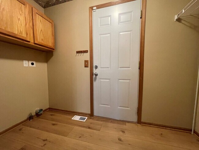 Building Photo - Large Home for rent in Bellevue