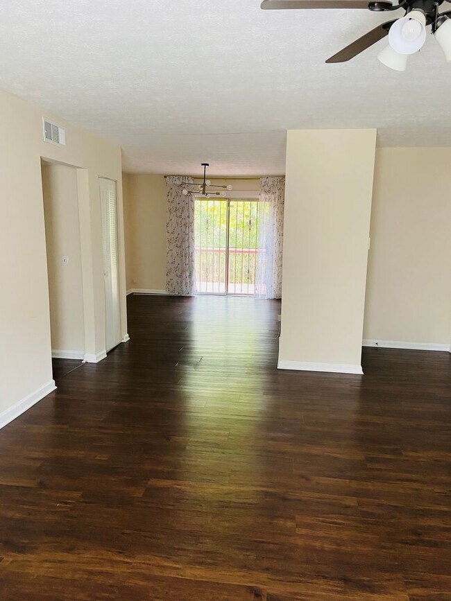 Building Photo - 3 bedrooms /2 bath Condo Available Now