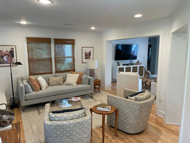 Building Photo - Old Village Cottage - 1.5 Blocks to Pitt Street Bridge