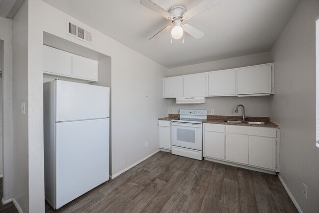 Building Photo - 622 N 30th Pl