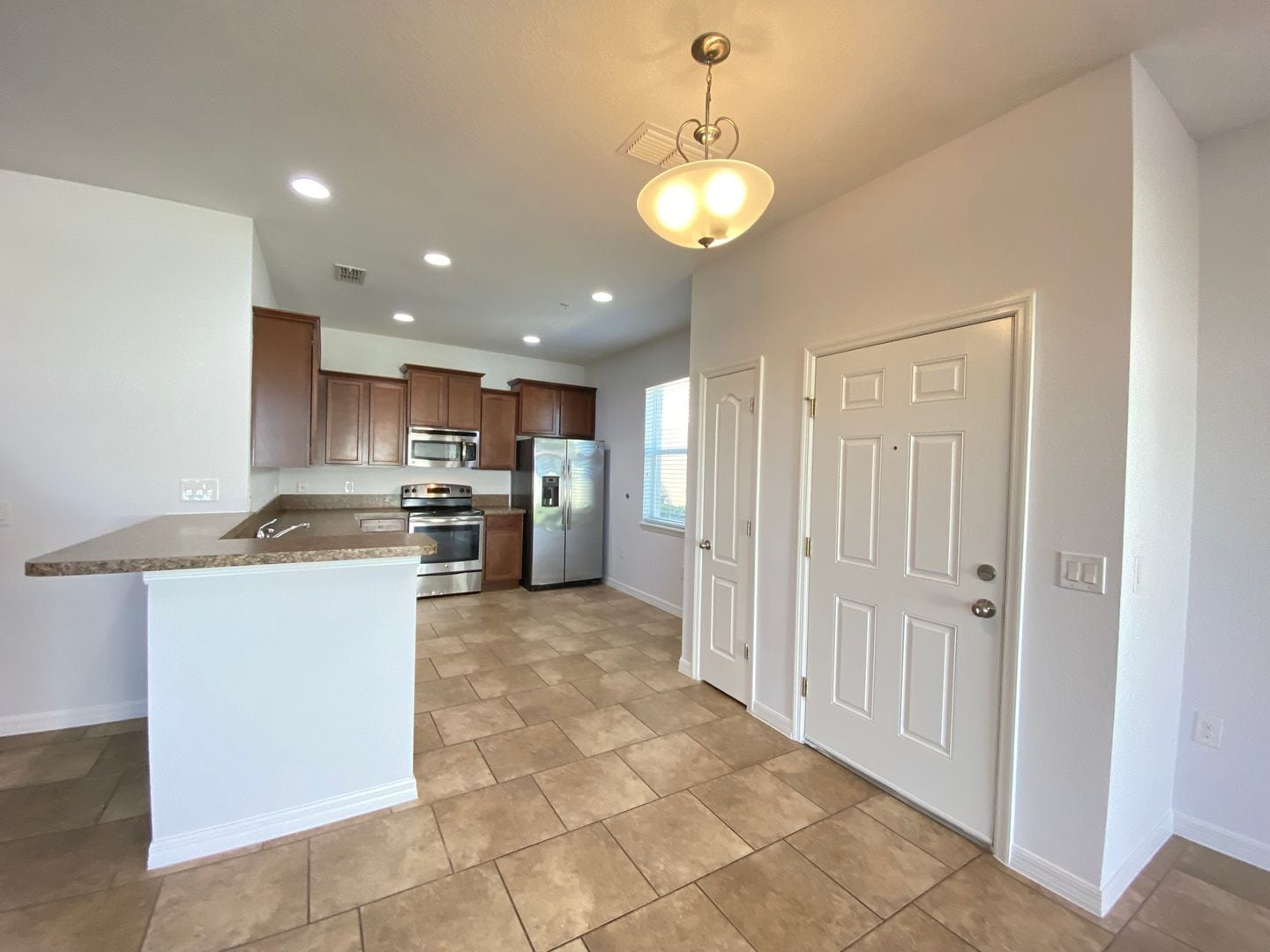 Building Photo - 3 Bedroom / 2.5 Bath / 2 Car Garage Townho...