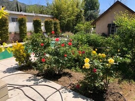 Building Photo - 1054 E Providencia Ave