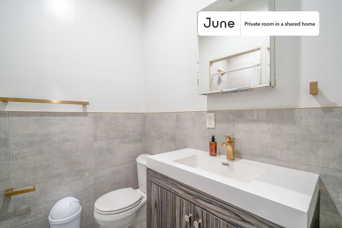 Building Photo - Private bedroom in 4 bed/2 bath Home