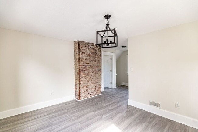 Building Photo - 2878 Indianola Ave