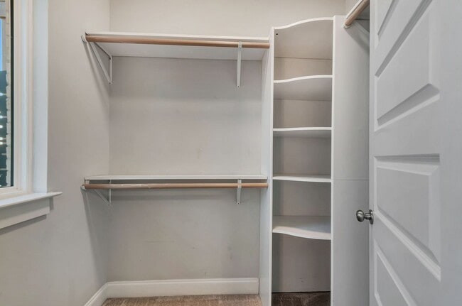 Building Photo - Modern Living in Downtown Nashville!