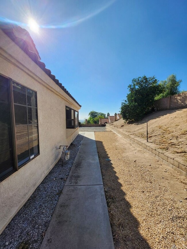 Building Photo - Charming Single-Story Home