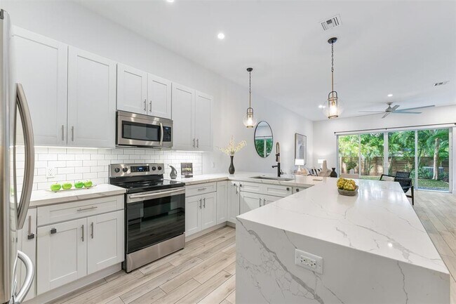 Building Photo - 1121 SW 2nd Ct