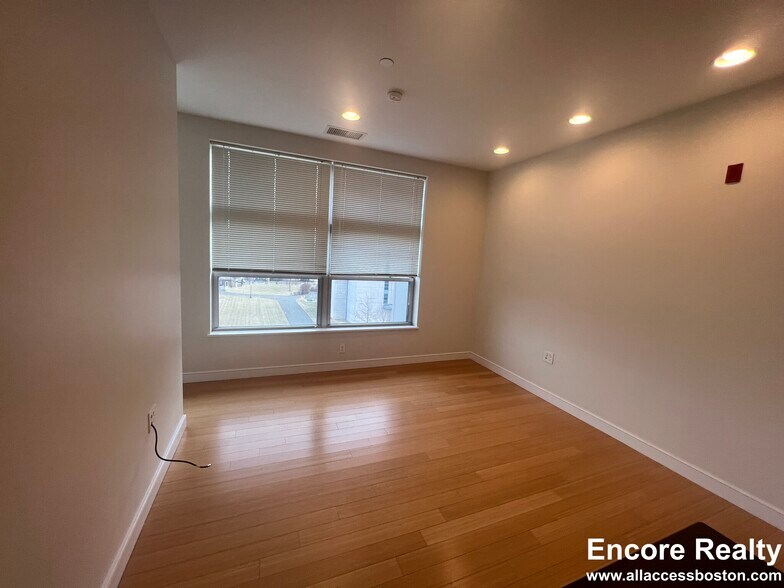 Building Photo - 601 Albany St