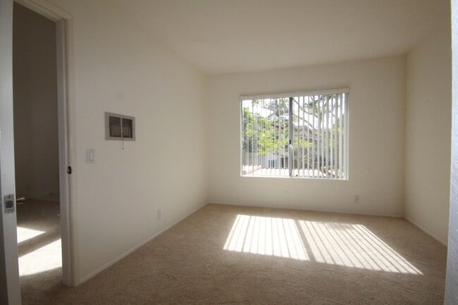 Building Photo - 1-bedroom condo with loft, top floor unit in La Jolla Colony/UTC