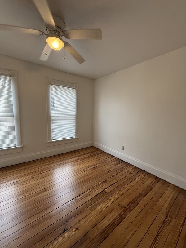 Building Photo - 458 E Sycamore St