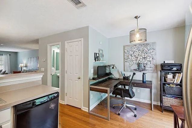 Building Photo - Move-In Ready Townhouse in Prime Location ...