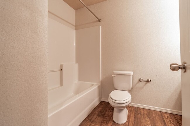 Building Photo - Secure Comfort: Beautiful 3 Bed, 2 Bath Ho...
