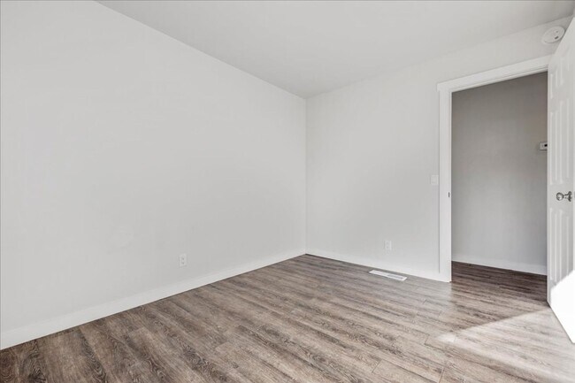 Building Photo - Sunny Seaside 3 bedroom House - Available Now