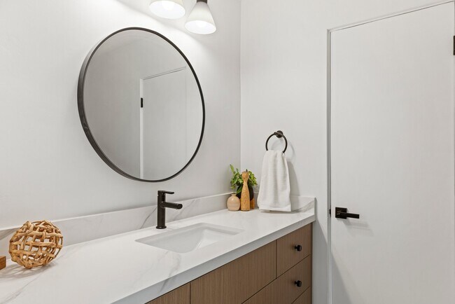 Building Photo - 1111 S San Joaquin Dr