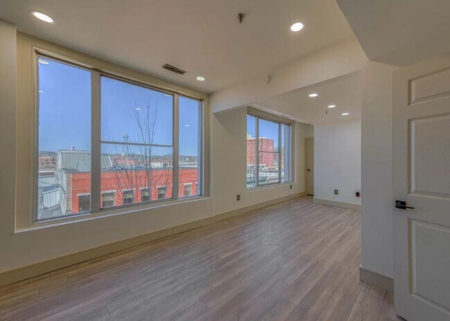 Building Photo - Fabulous ENTIRE 5th Floor DOWNTOWN 4/3.5 L...