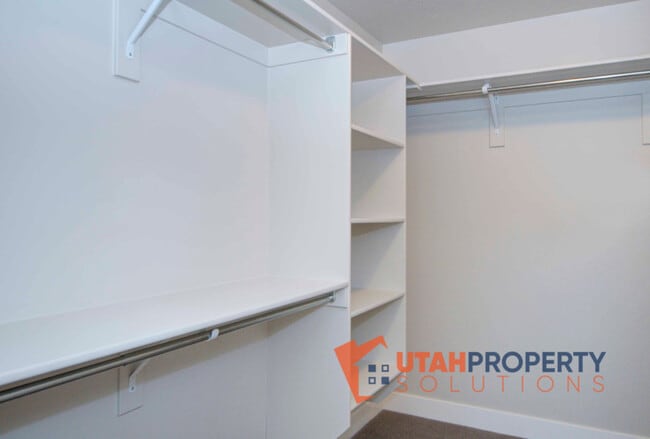 Building Photo - 4963 W Sarasota Ln