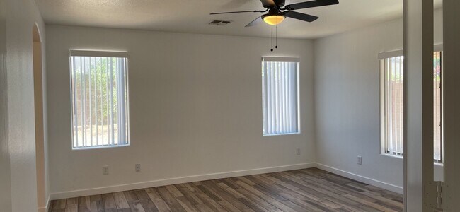 Building Photo - Beautiful 3 bed, 2 bath home in convenient El Mirage neighborhood!