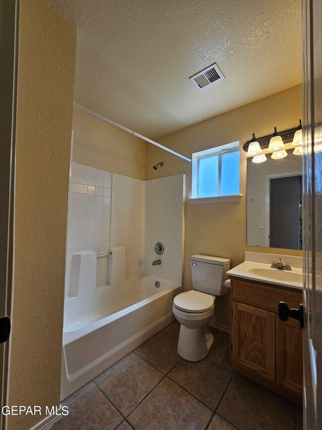 Building Photo - 10909 Northview Dr