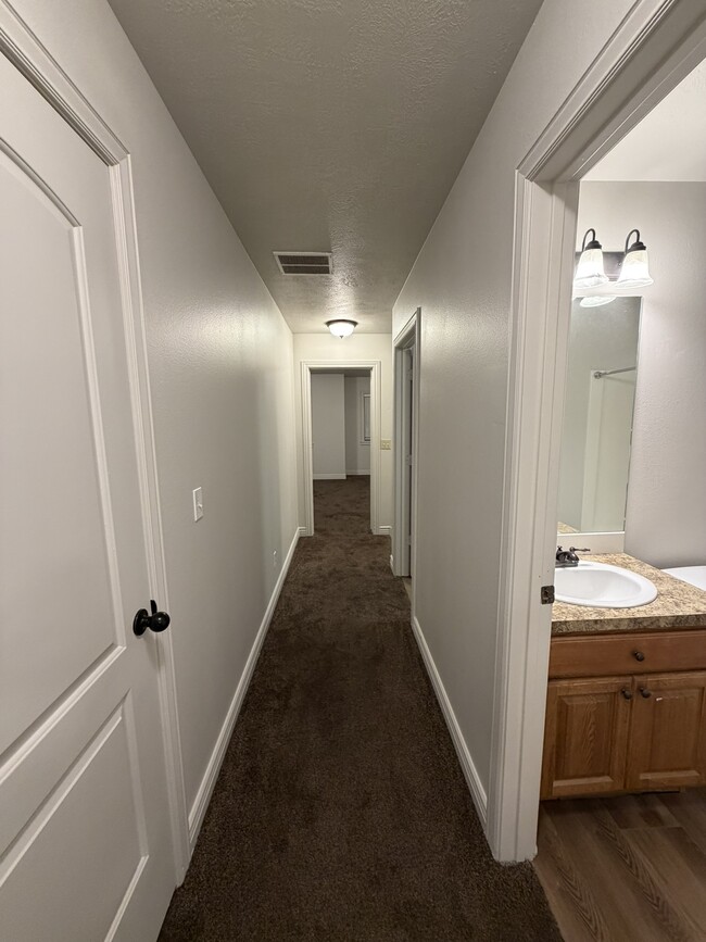 Building Photo - 565 Pioneer Rd