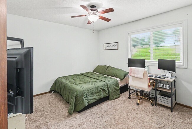 Building Photo - Rent: Cute 3 Bedroom Home