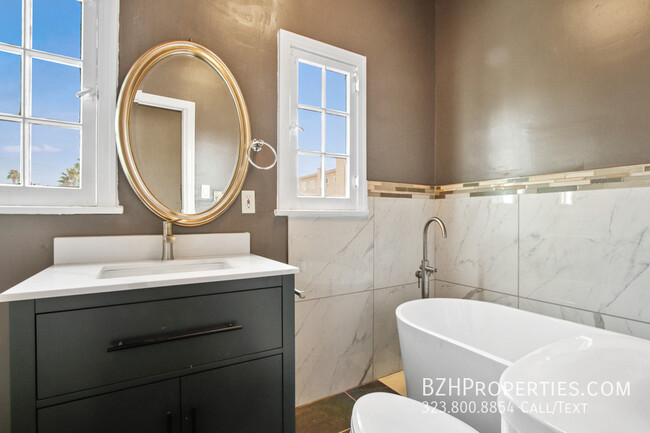 Building Photo - Gorgeous Newly Renovated 2Bed 2Bath With B...