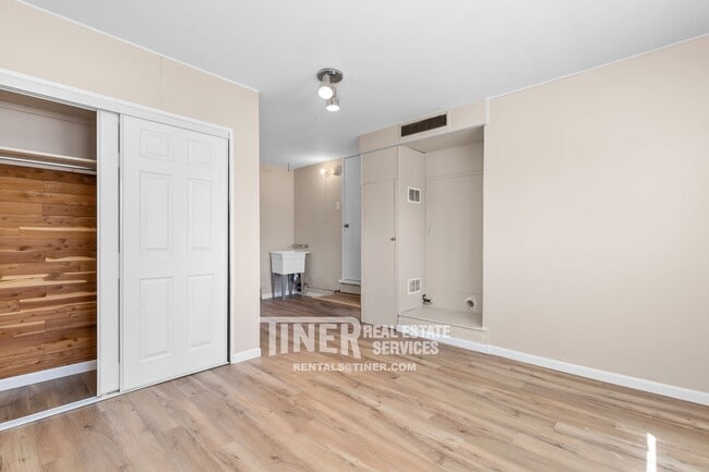 Building Photo - 2501 Laurence Ave