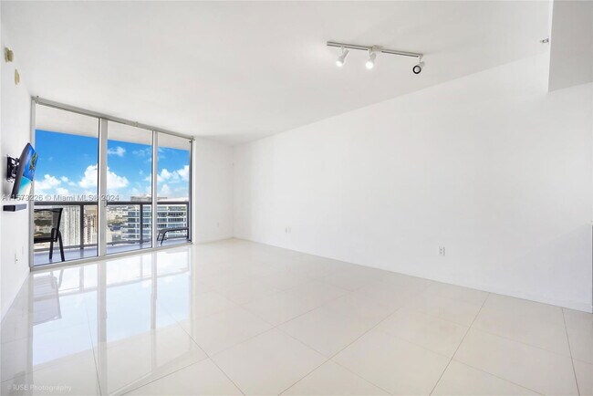 Building Photo - 465 Brickell Ave