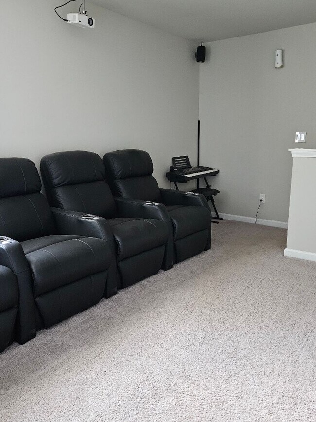 Building Photo - 3 Bedroom, 2.5 Bath two story home in High...