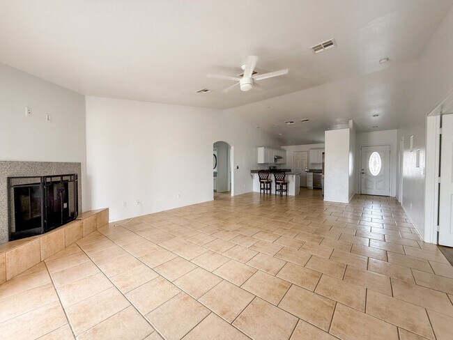 Building Photo - 29 Palms Home with Garage