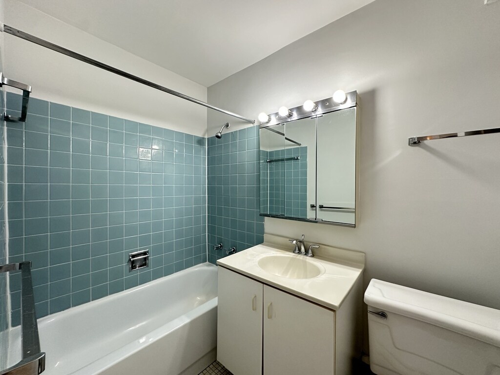 Building Photo - 1349 N Dearborn St