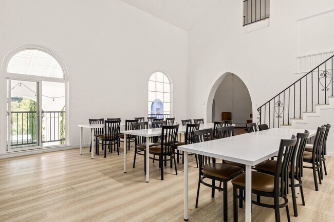 Building Photo - 832 Hilgard Ave