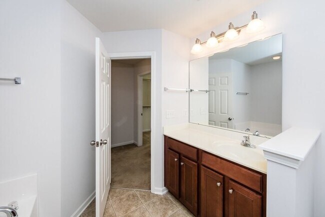 Building Photo - Beautiful 3BD/2.5BA Townhome in the Lions Gate Community!