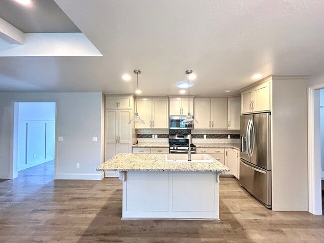 Building Photo - Lovely Single Family House Available!!!!