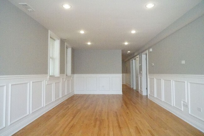 Building Photo - 3322 N Troy St