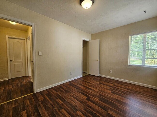 Building Photo - 1516 Holly Rd