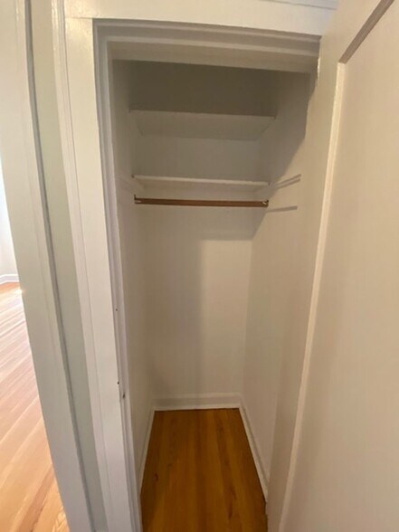 Building Photo - 1542 W Albion Ave