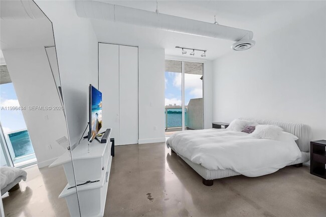 Building Photo - 700 NE 25th St