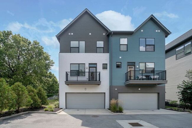 Building Photo - Newer Construction Townhome in Downtown Indy