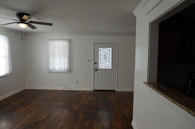 Building Photo - Pet Friendly 3 Bedroom 1 Full Bath located...