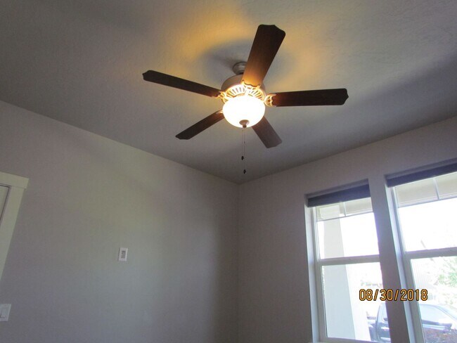 Building Photo - Beautiful 3 bed 2 bath in the popular Paramount community