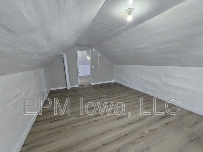 Building Photo - 740 W 11th St