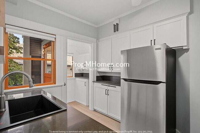 Building Photo - Updated Two Bedroom Duplex in Buckman!