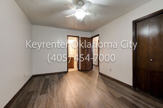 Building Photo - 920-922 SW 97th St Duplex